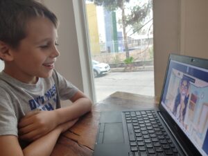 Child learning Spanish with Fluentz Kidz